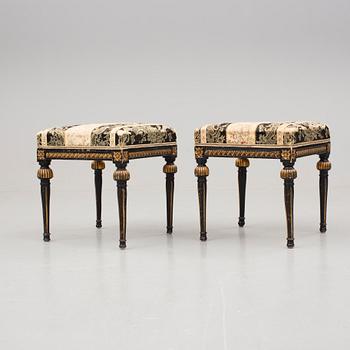 TABURETTER, ett par, sengustavianska.Omkring år 1800.