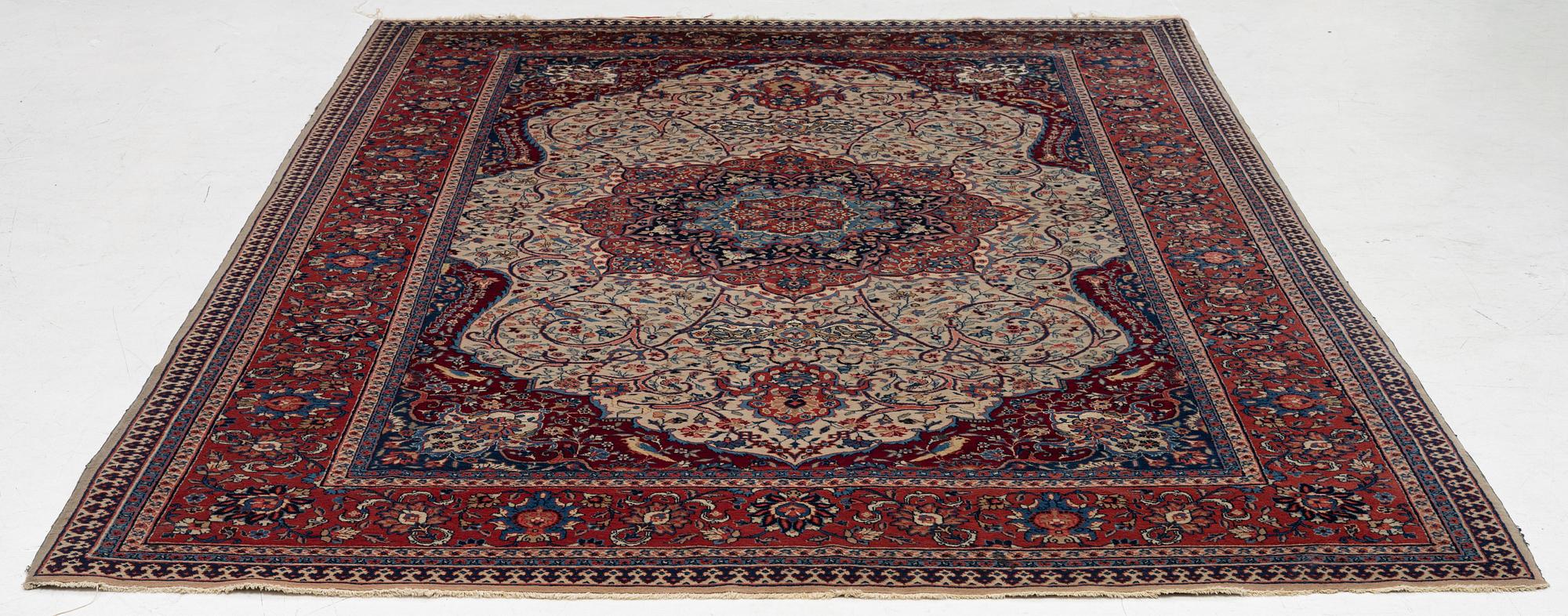 A semi-antique Sarouk carpet, a. 278 x 186 cm.