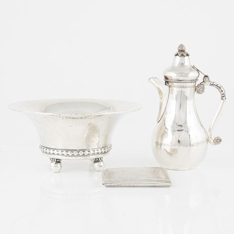 Skål, kanna och etui.