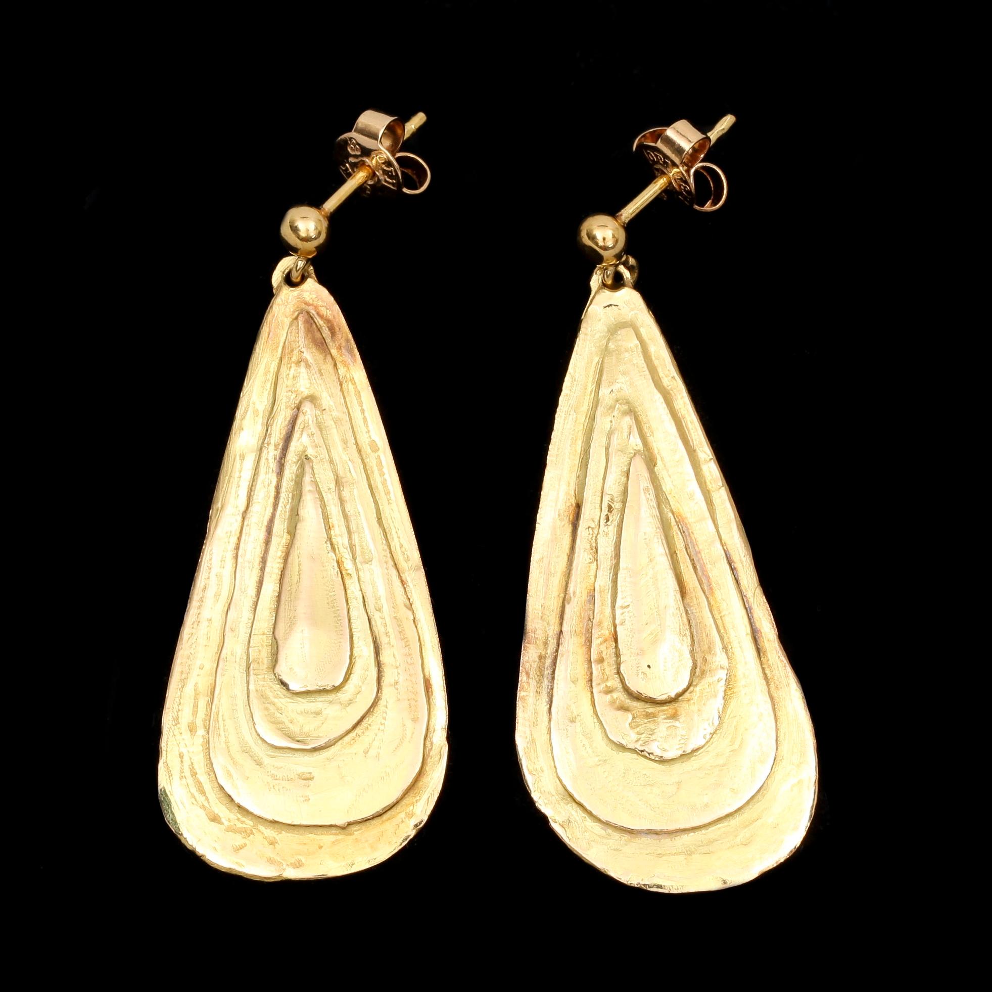 ÖRHÄNGEN, ett par, 18k guld. Manfred Chevrell, Växjö 1974. Vikt 11,8 g.