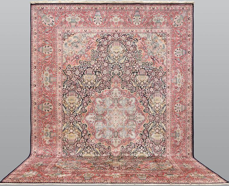 Matta, Kashmir, silke, ca 437 x 307 cm.