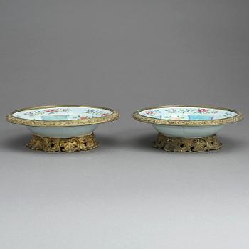 BÄRTALLRIKAR, ett par, porslin infattade i metallmontering. Kina, Qianlong (1736-1795).
