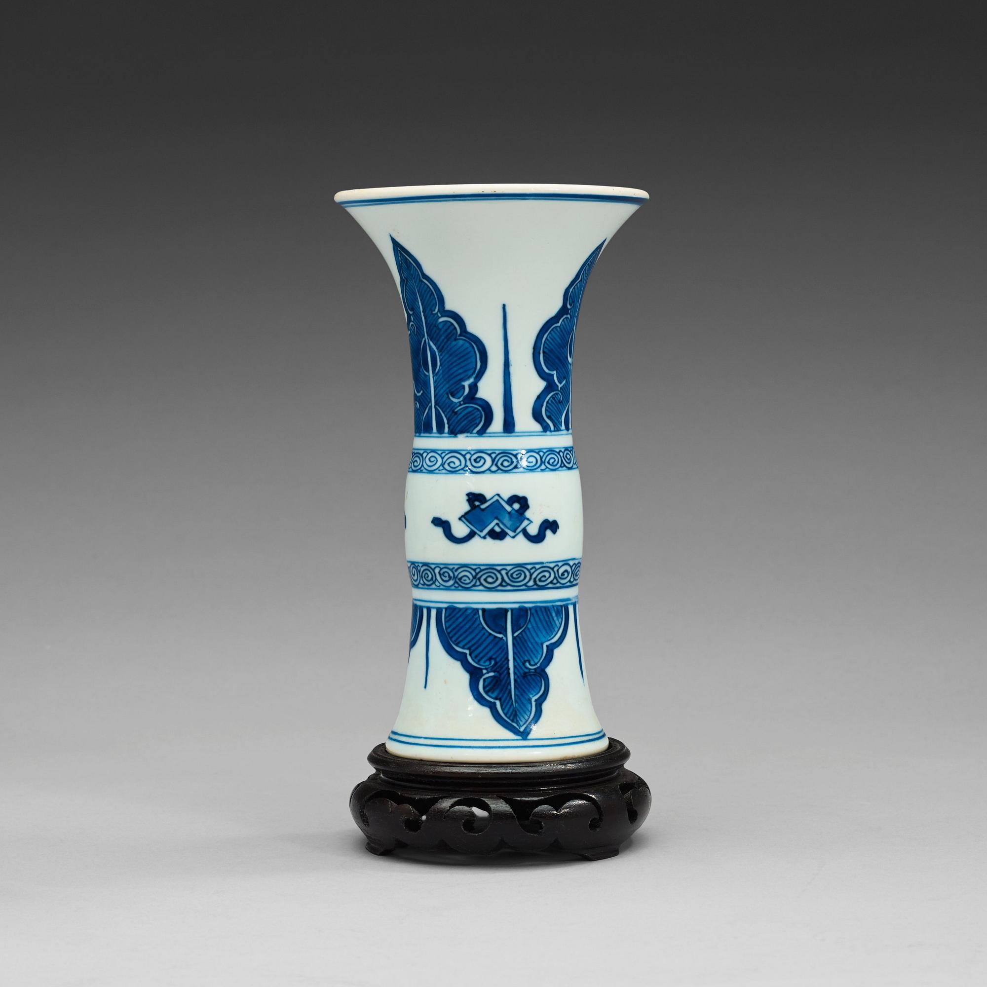A blue and white Gu shaped vase, Qing dynasty, Kangxi (1662-1722).