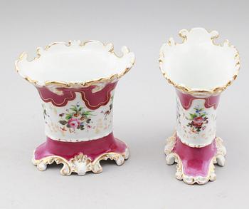 VASER, 1 par, porslin, 1800-talets andra hälft.