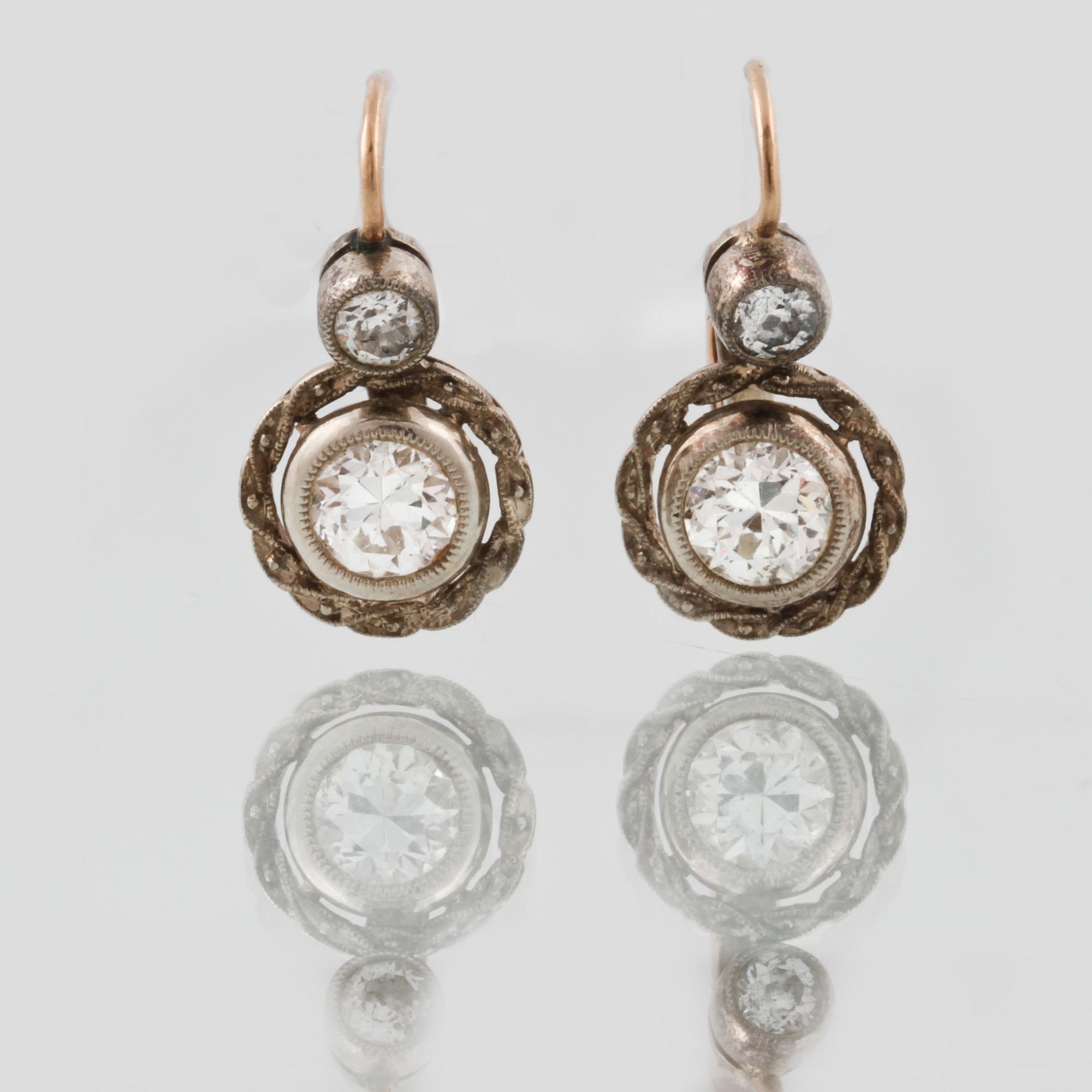 ÖRHÄNGEN, 14K guld och silver med 4 äldre briljantslipade diamanter. Vikt 4,4 gram.