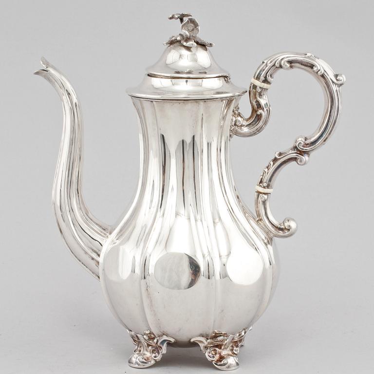 KAFFEKANNA, silver, nyrokoko, Christian Hammer, Stockholm, 1852. Total vikt 825 g.