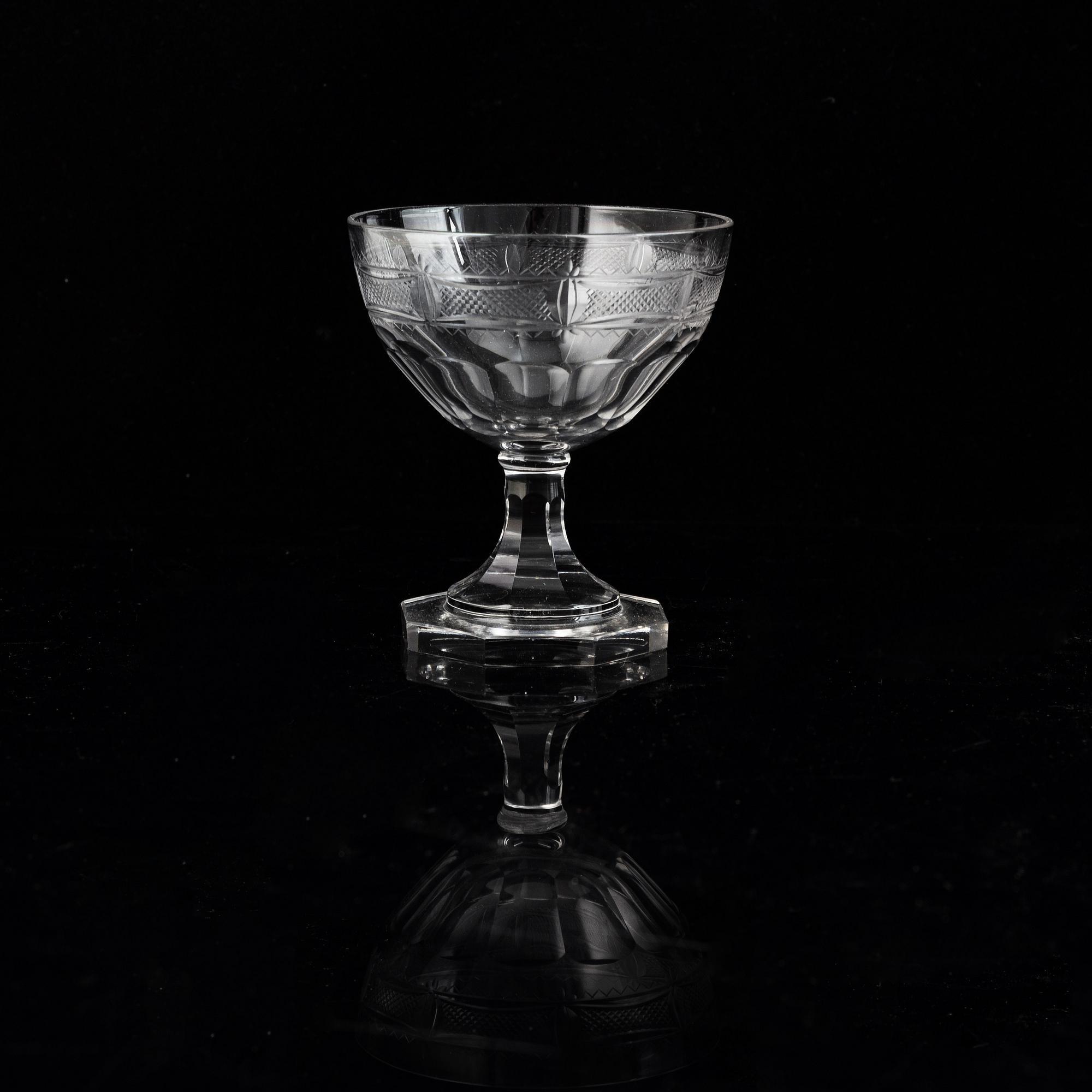 Gerda Strömberg, an early 20th century 37-pcs glass servis "Hörningsholm", Strömbergshyttan, Sweden.