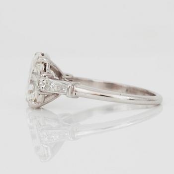 An emerald-cut, 3.38 ct, diamond ring. Quality I/VVS1 according to certificate from HRD.