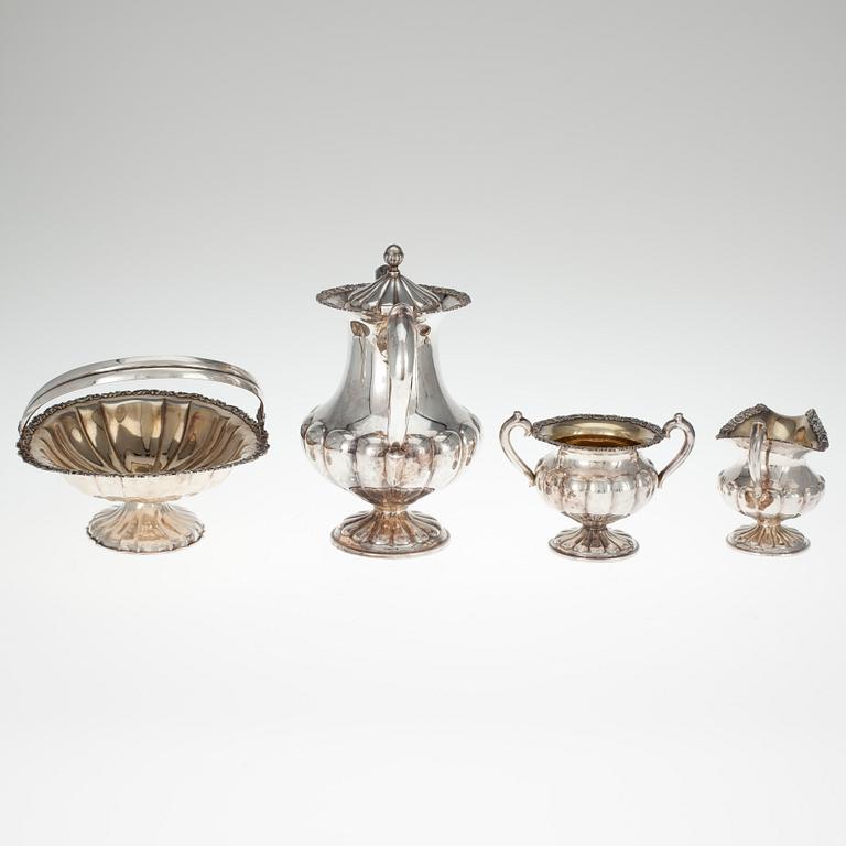 KAFFESERVIS, 4 delar i ursprunglig förvaringslåda. 813 silver. Finska Guldsmeds Ab, Helsingfors 1937. Silvervikt 1650 g.