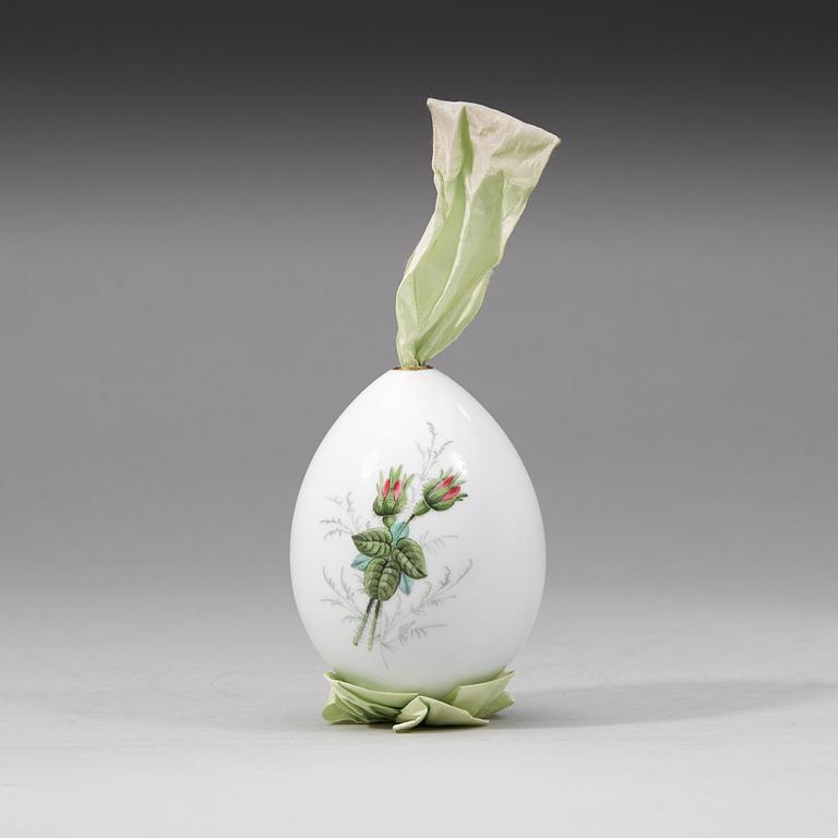 A Russian porcelain egg, late 19th Century.