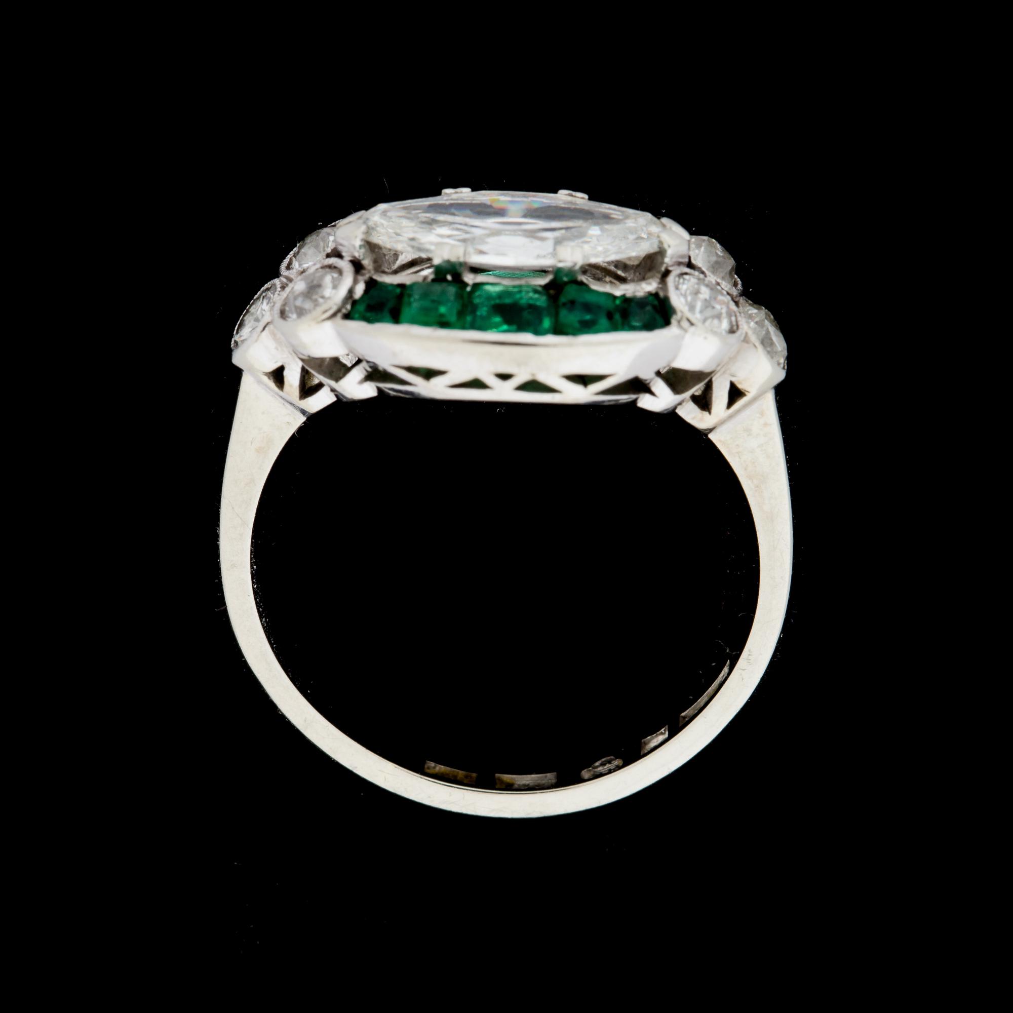 RING, 18 k vitguld med navettslipad diamant ca 0,70 ct, totalt ca 1,00 ct. Smaragder. Vikt ca 3 g.