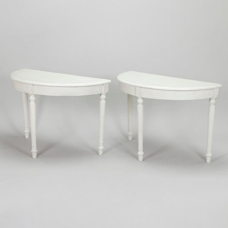 Matbord, sk. månbord, 1800-tal.