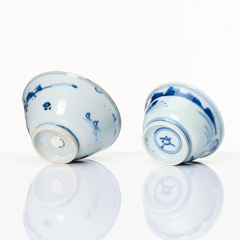 Two blue and white cups, Qing dynasty, 18th Century.