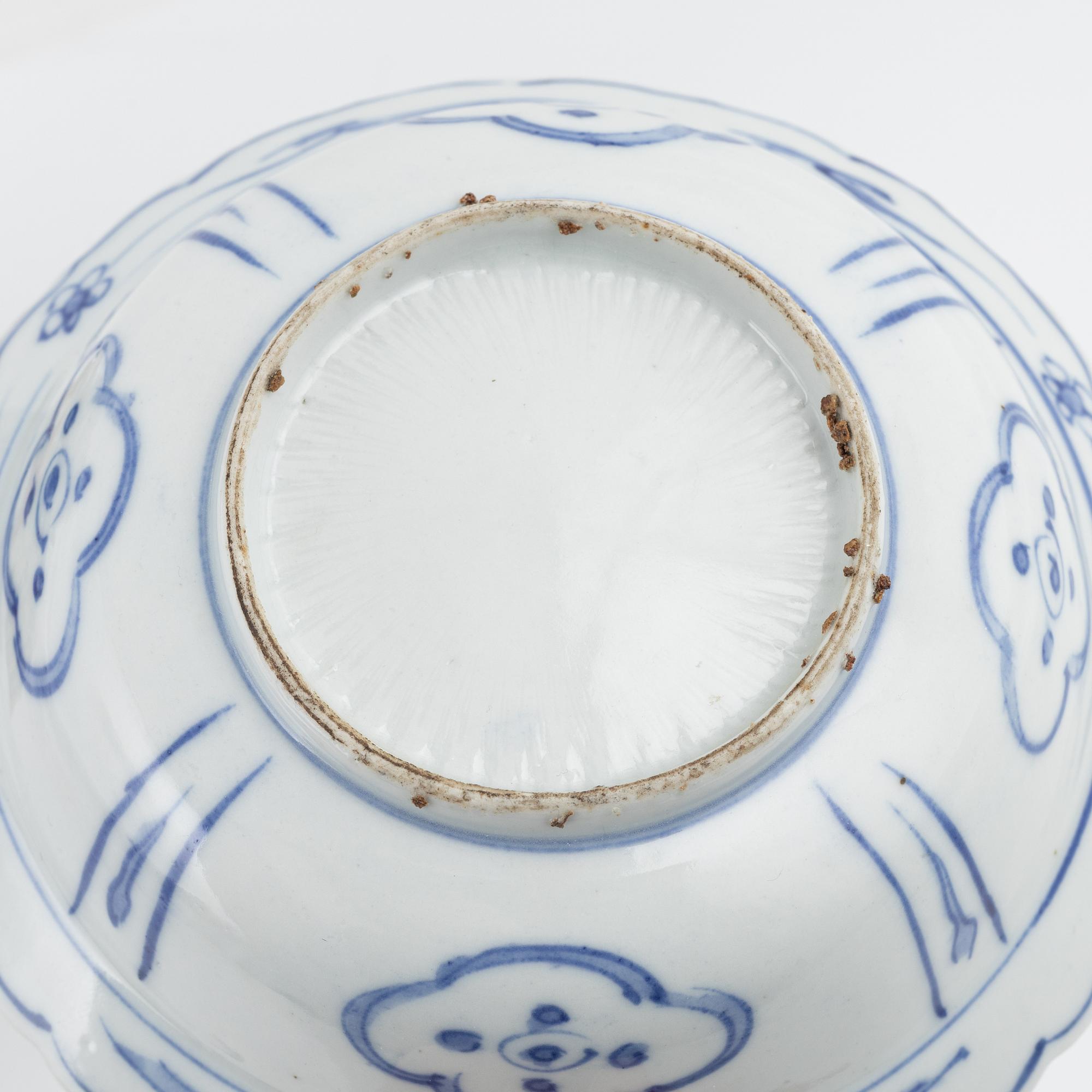 A Chinese porcelain vase and a Japanese Ming-style bowl, around the year 1900.