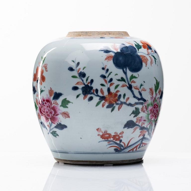 A famille rose jar, Qing dynasty, Qianlong (1736-95).