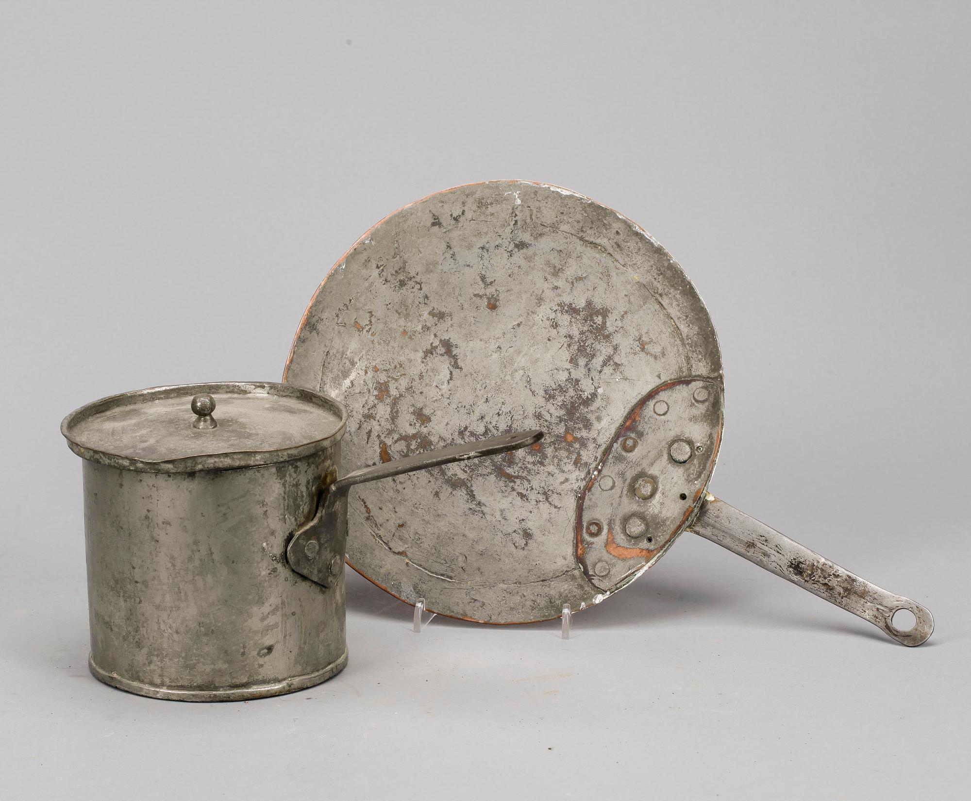 PARTI KÖKSREDSKAP, 2 delar, koppar och tenn, daterade 1808 respektive 1823.