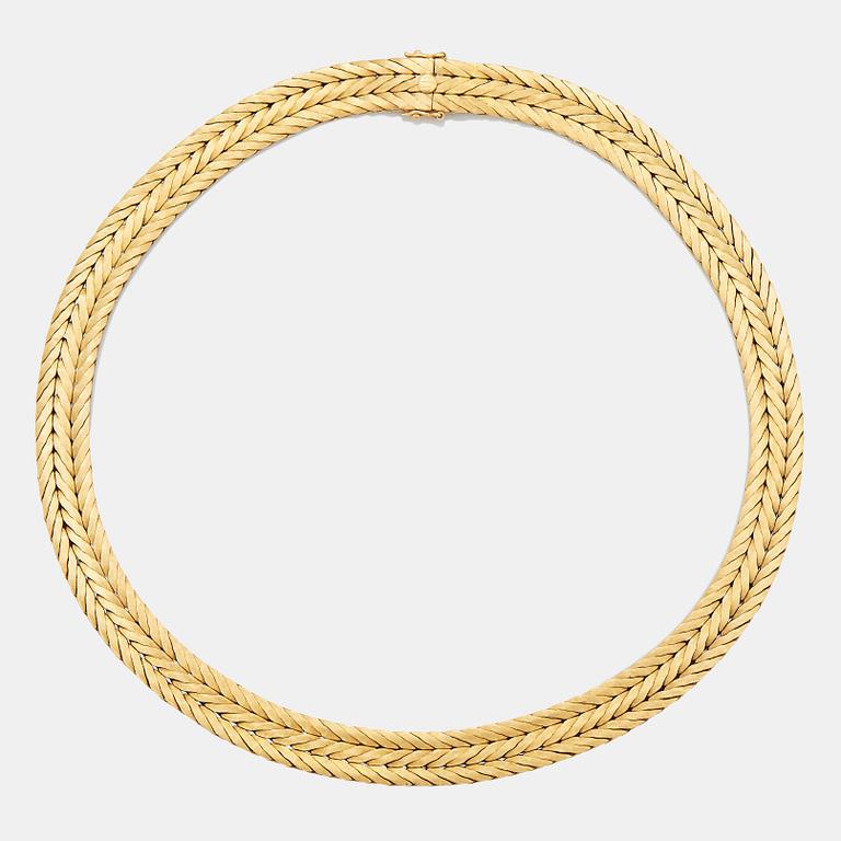 An 18K gold necklace.