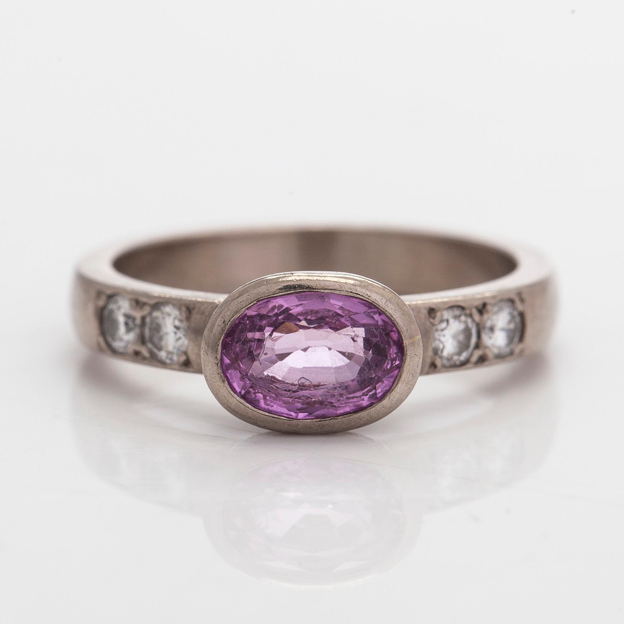 Sormus, 18K palladiumvalkokultaa, ovaalihiottu safiiri ja timantteja.