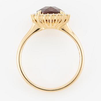 Ring in 18K gold with faceted garnet and brilliant-cut diamonds.