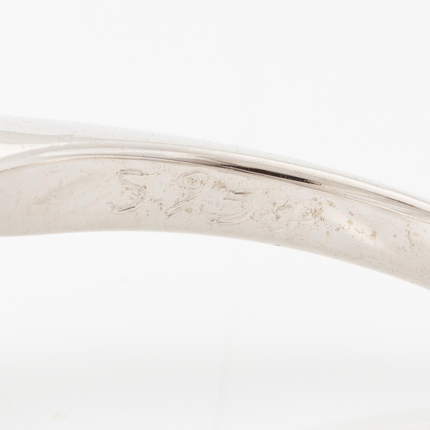 Ring med safir och triangelslipade diamanter.