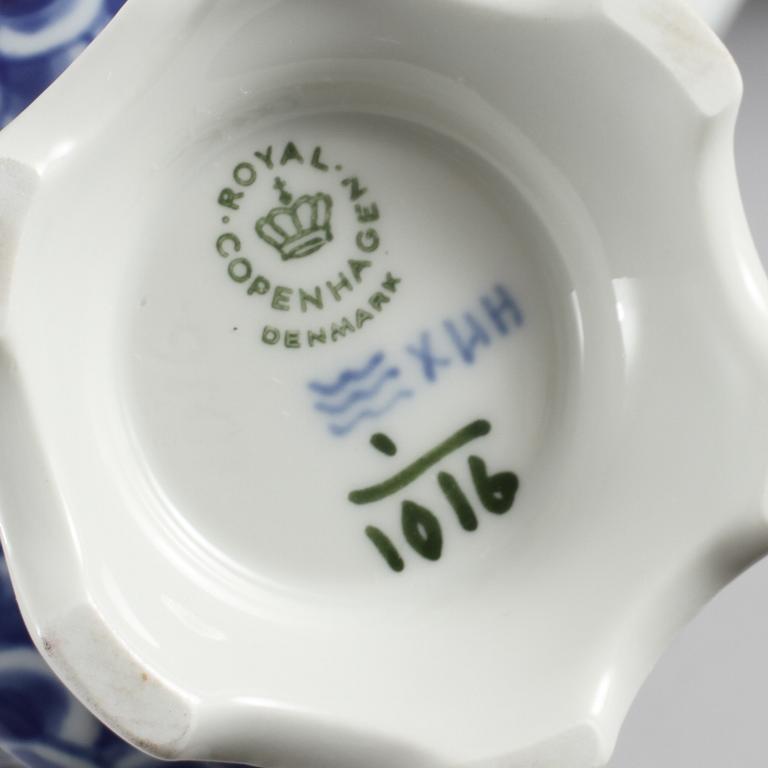 KAFFESERVIS, 30 delar, porslin, "Musselmalet", Royal Copenhagen, 1900-talets andra hälft.