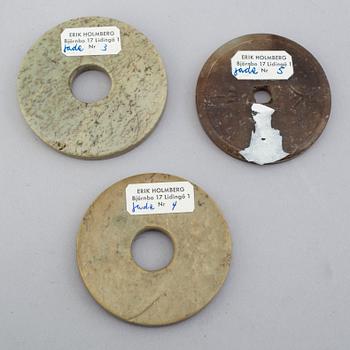 STELE, BIDISKAR, tre stycken samt amulett, nefrit. Kina.