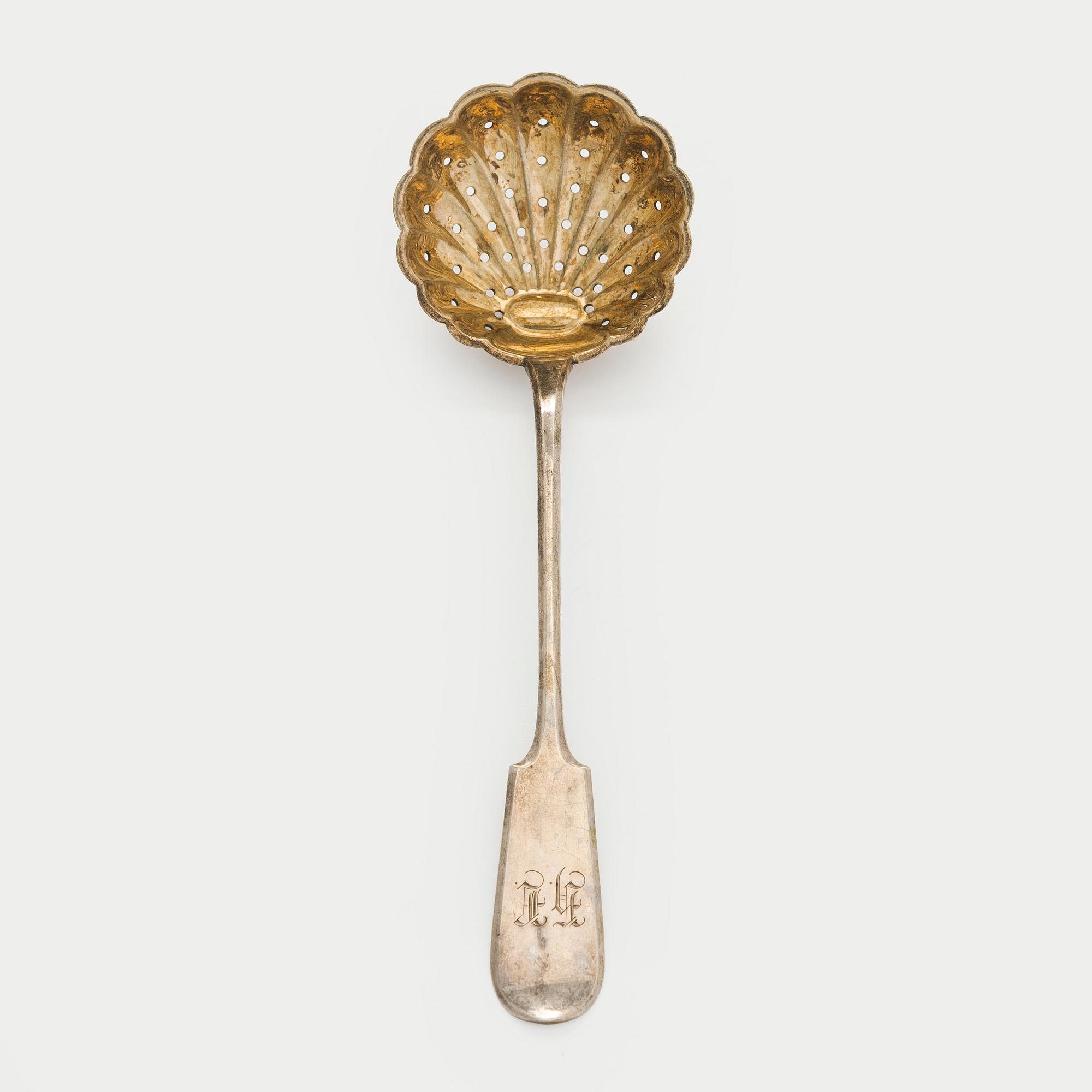 Kermakko ja sokerikko, hopea, 1939, Kultakeskus, ja sirotinlusikka, 1921 Helsinki.