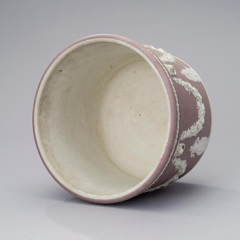 AN EARLY 20TH CENTURY WEDGEWOOD JASPERWARE JARDINIERE POT.