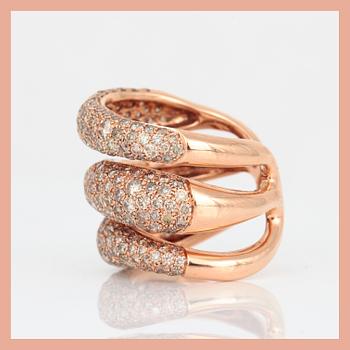 RING, 18K rosa guld med små bruna diamanter. Total vikt ca 19,00 g.