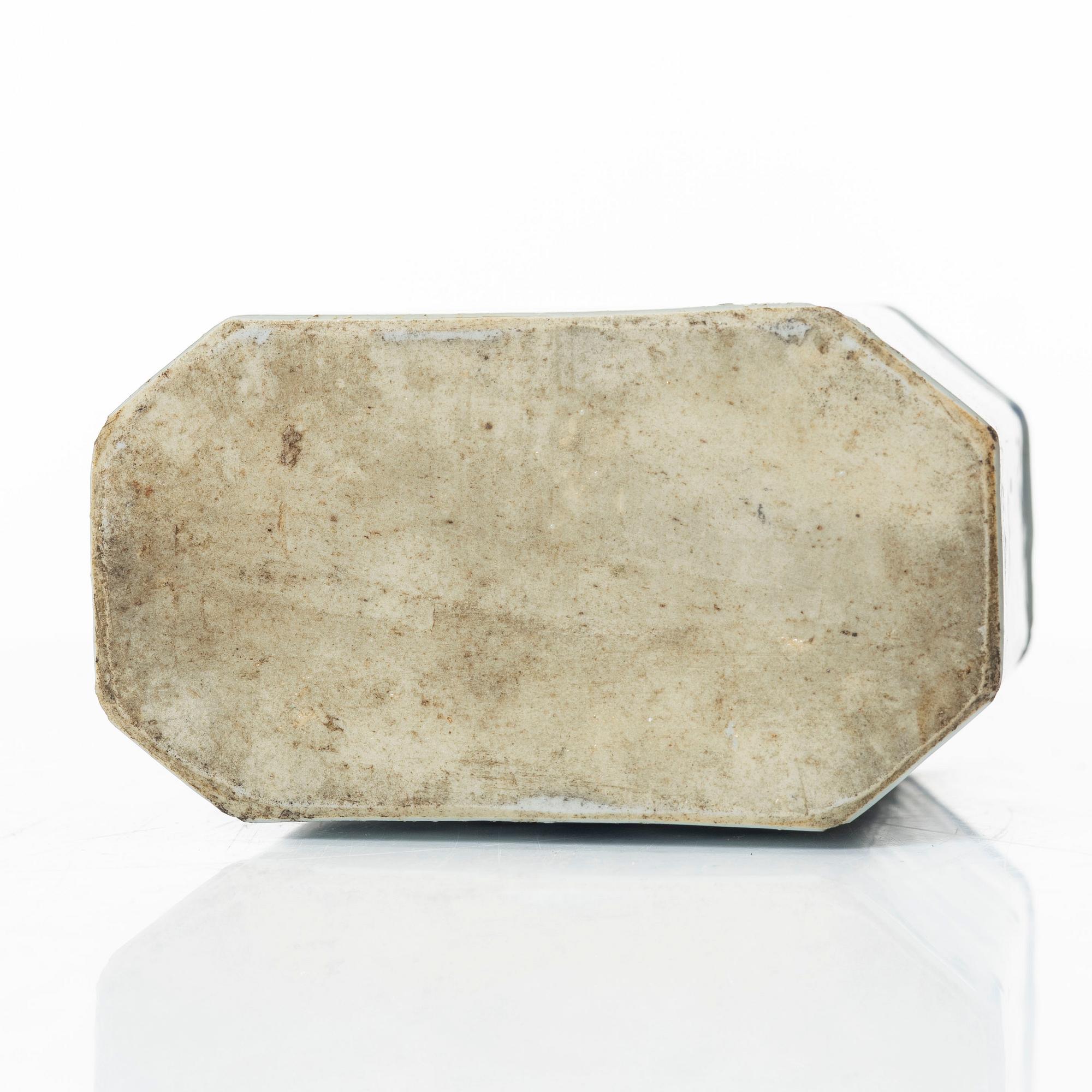 A blue and white tea caddy, Qing dynasty, Kangxi (1662-1722).