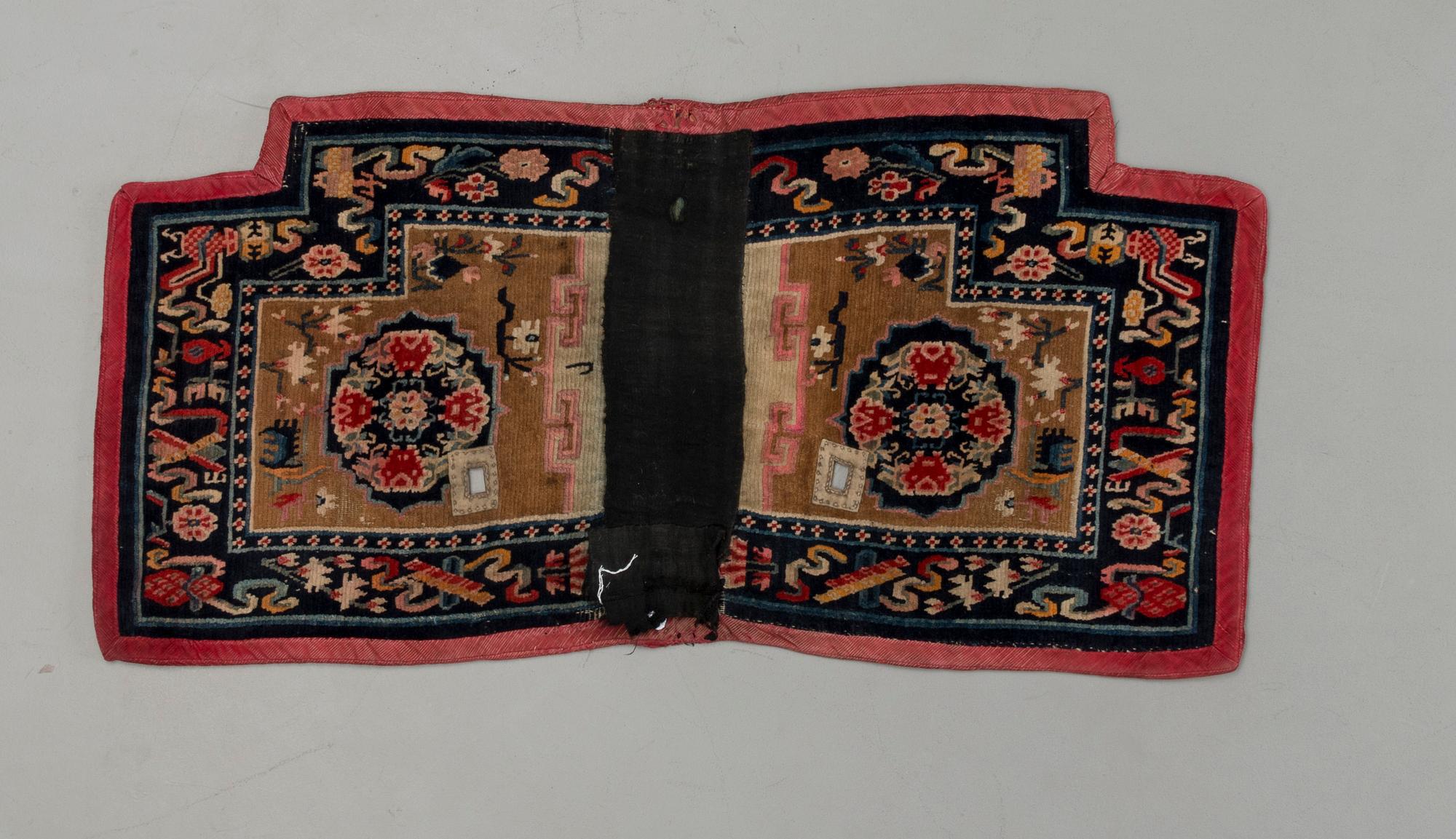 SADELTÄCKE, Tibet, 1900-talets första hälft. Ca 134x67 cm.