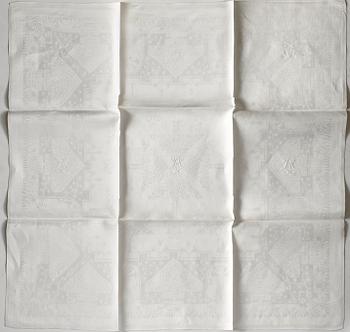 116. DUK och SERVIETTER, 12 st. Linne. 1900-tal. Duken ca 228,5x181 cm, servietterna ca 67x65,5 cm vardera.