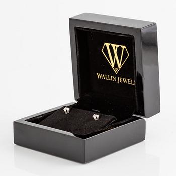 Örhängen, 18K vitguld med hjärtslipade diamanter totalt 0.60 ct. Medföljande GIA dossier.