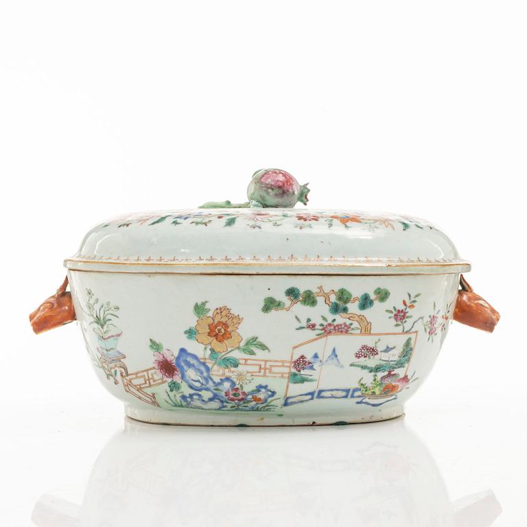 Terrin med lock, kompaniporslin. Qing dynastin, Qianlong (1736-95).