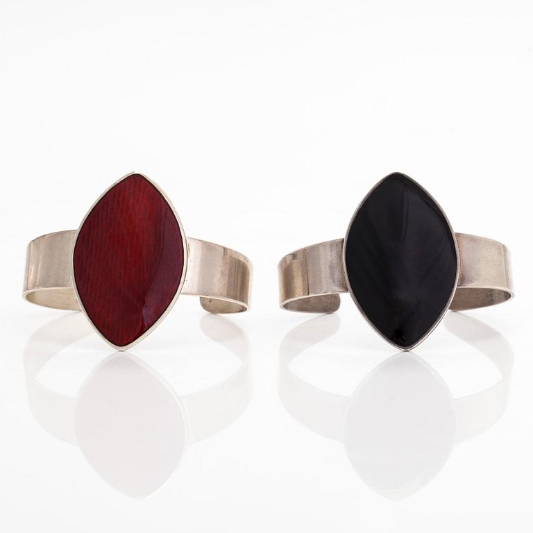 Pekka Piekäinen, rannekorut, 2 kpl, hopea, emali, Platinoro 2007.