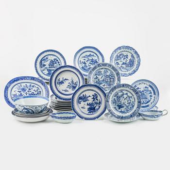 54 dinner service pieces, blue and white porcelain, Qing Dynasti, China, 18th/19th century.