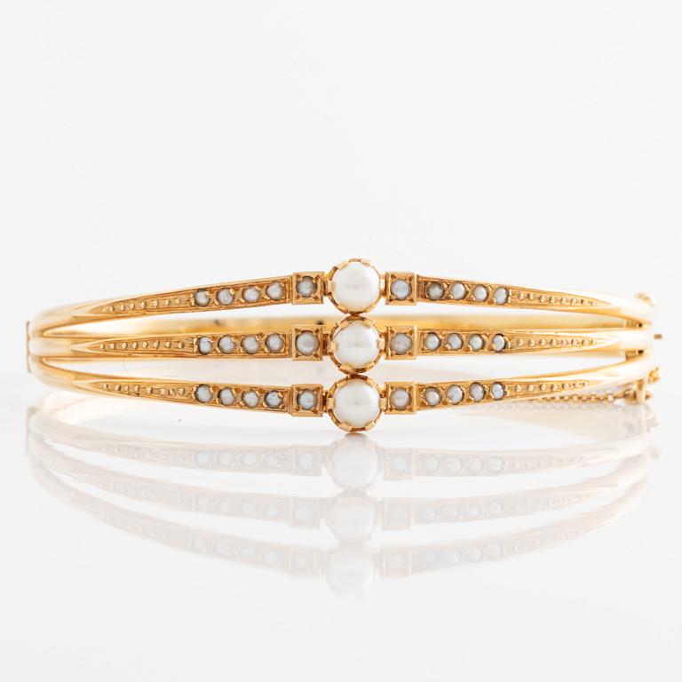 Bracelet, three-row rigid with pearls, 18K gold.