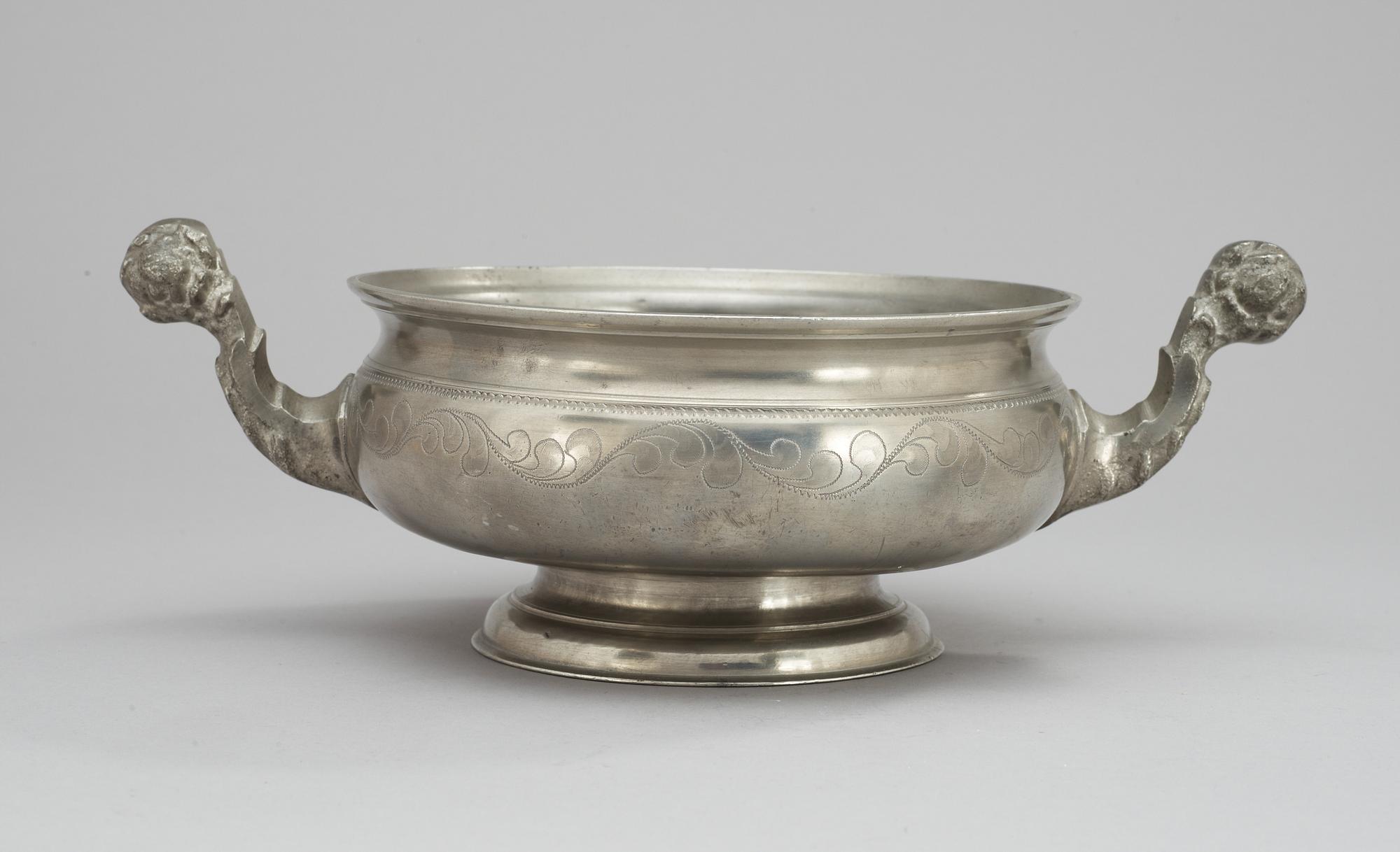 A Swedish pewter bowl. Makers mark by Gottlob F Bauman, Hudriksvall (1789-1826/31).