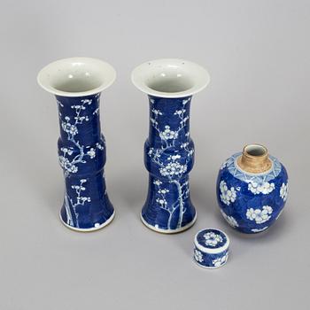 A pair of blue and white beaker vases, and a tea caddy, Qingdynasty.