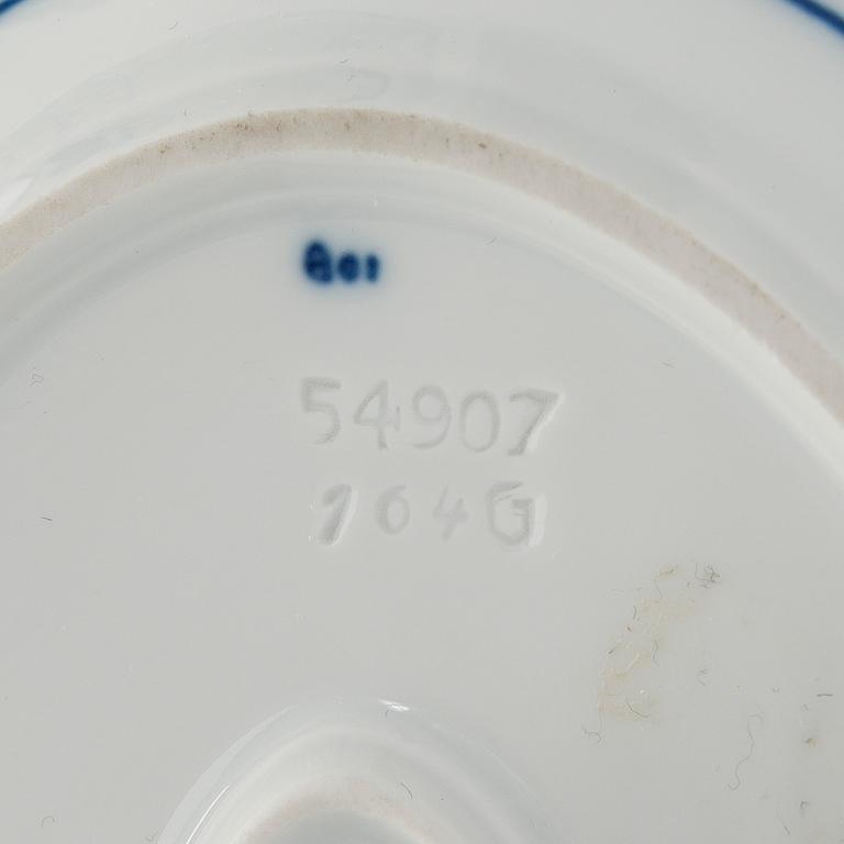 A set of 4 porcelain service pieces, "Onion pattern/Zwiebelmuster", Meissen and Teichert-Werke in Meissen, Germany.