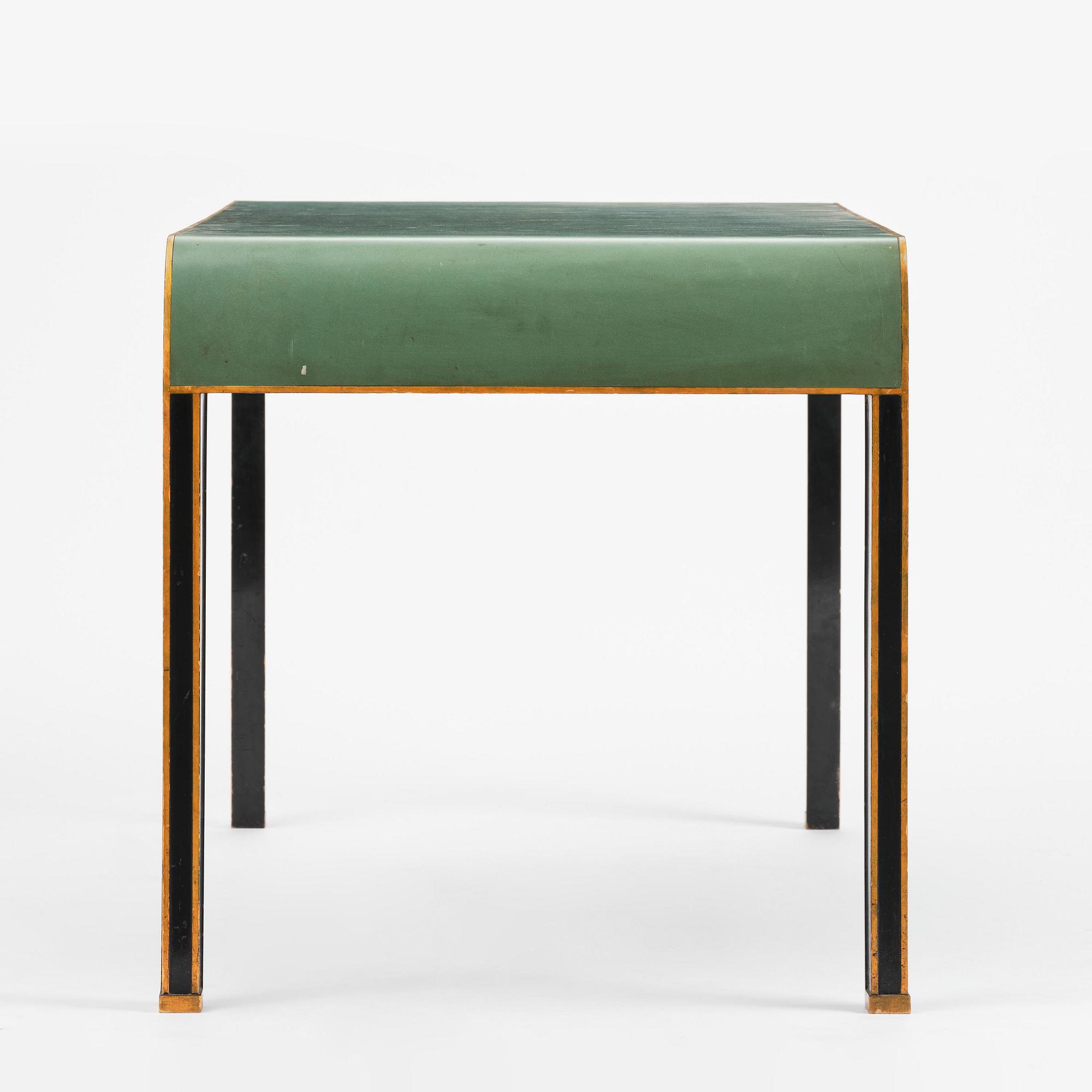 Carl Hörvik, a Swedish Grace desk, Nordiska Kompaniet, for Les Arts Décoratifs Suédois, Paris, 1928.