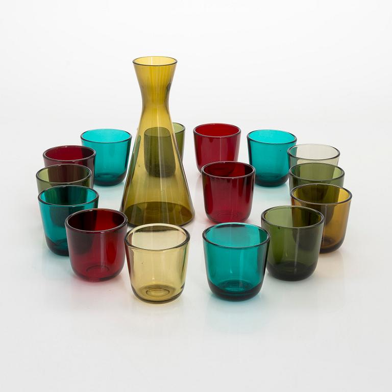 Kaj Franck, juomalasi 5023, 15 kpl sekä maljakko/karahvi 1541, Nuutajärvi. 1900-luvun puoliväli.