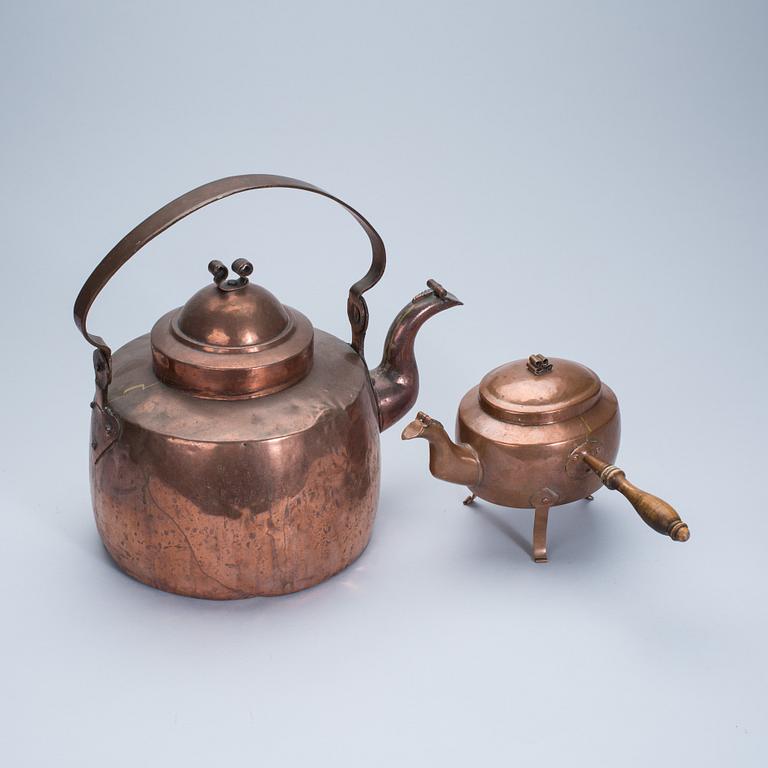 KAFFEKANNOR, 2 st, koppar, 1800-tal.