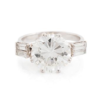 A 14K white gold ring set with a round brilliant-cut diamond weight ca 5.25 cts quality ca F/G vvs.