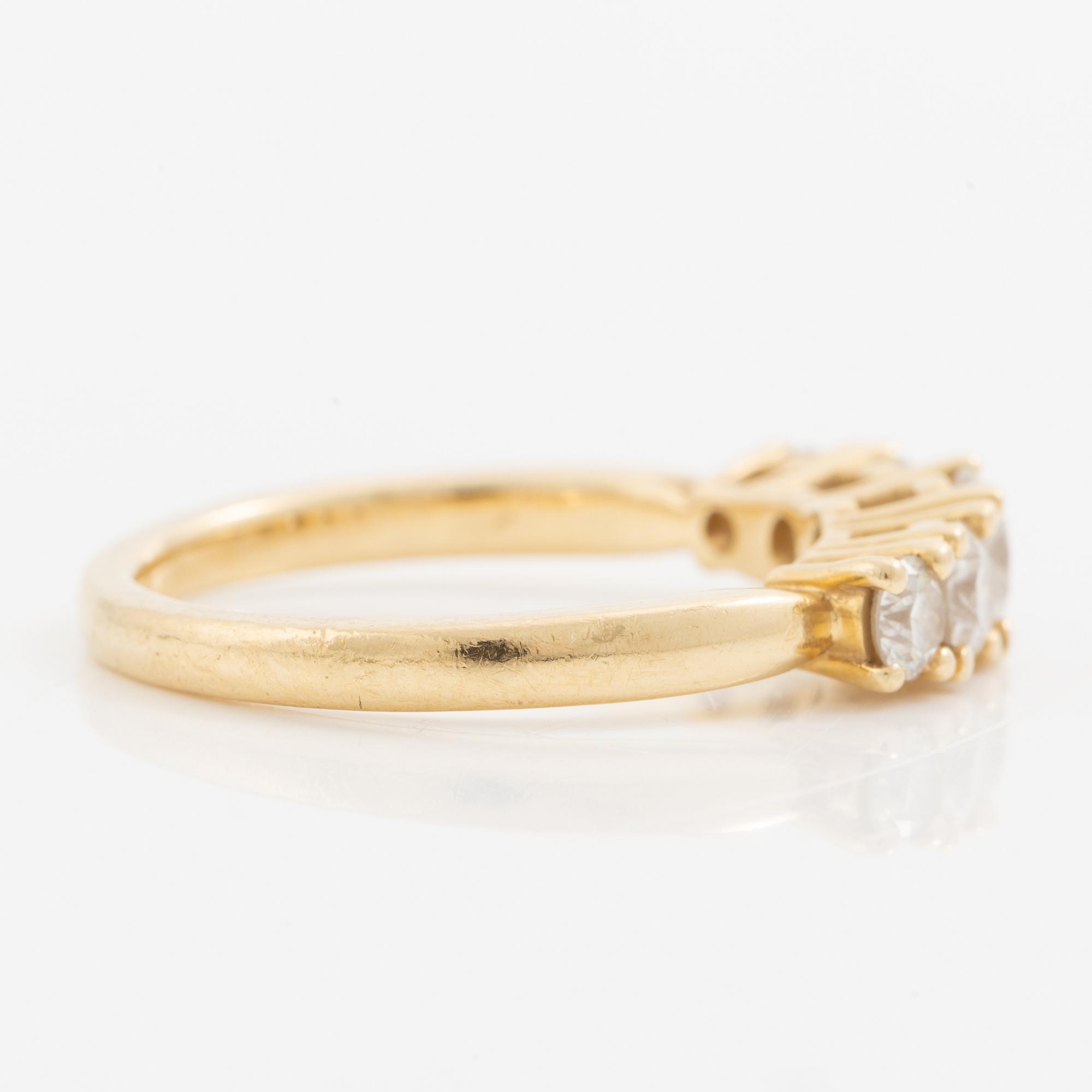 Ring in 18K gold set with five brilliant-cut diamonds, a total of 0.78 ct.
