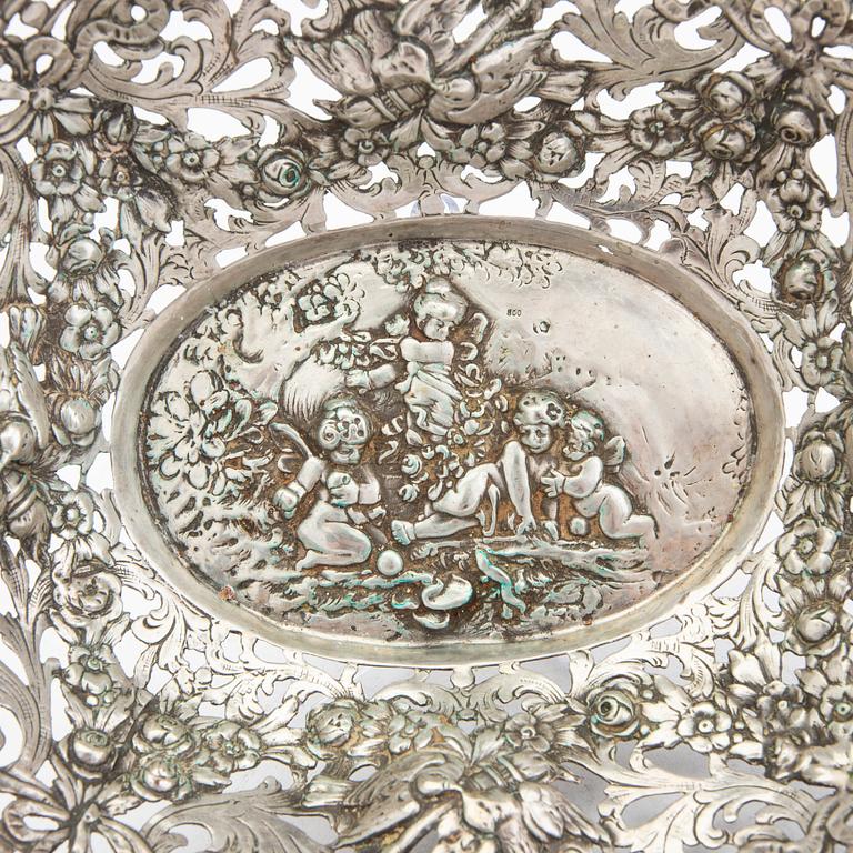 A 20th century Rococo style silver bowl, weight 232 grams.