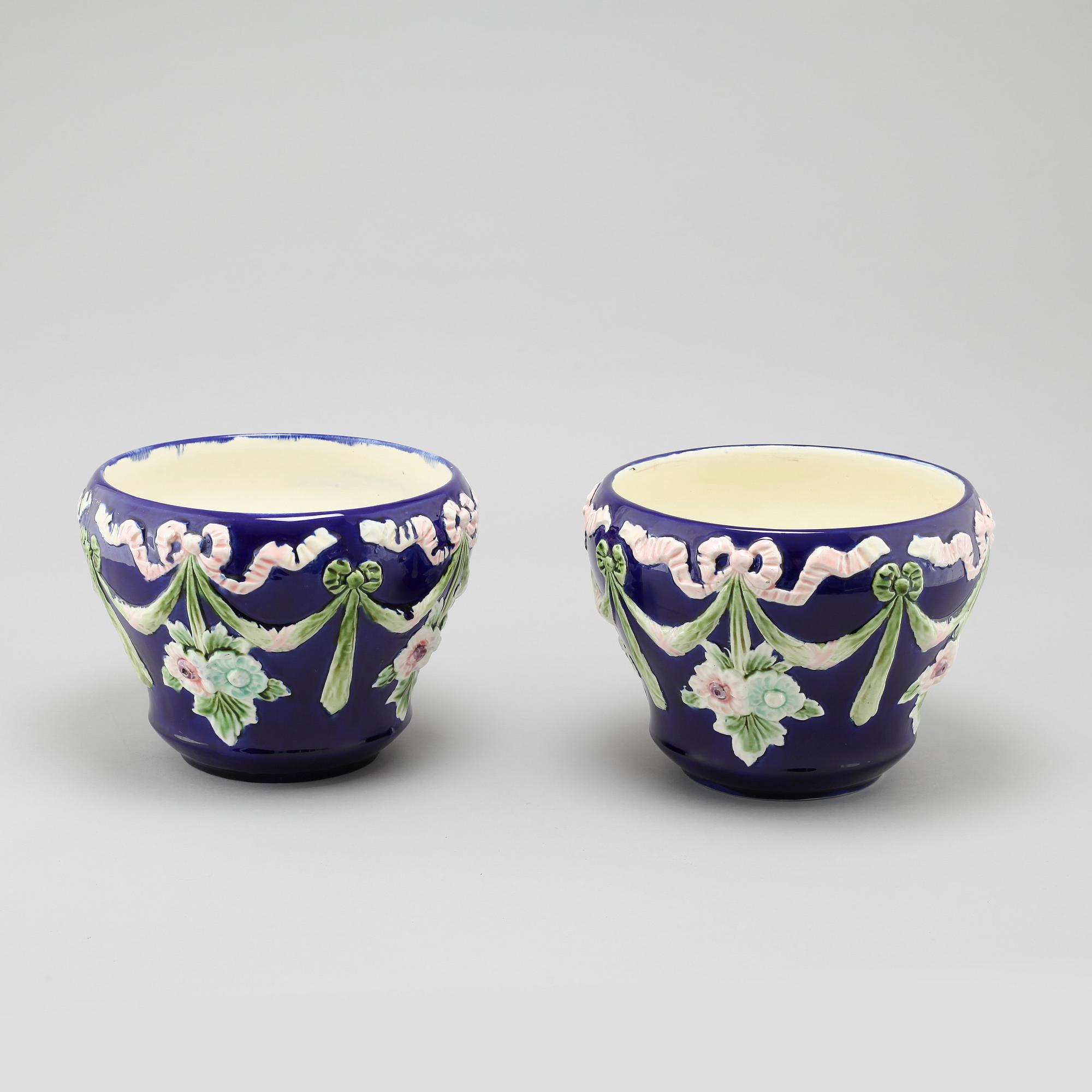 A pair of majolica flower pots, early 20th century.