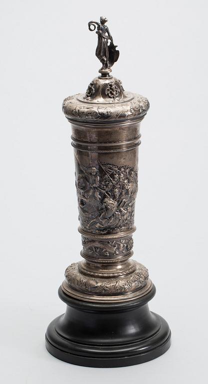 PRAKTPOKAL MED LOCK, silver 800/1000, barockstil, Tyskland. Ca 800g.