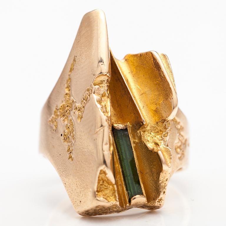 BJÖRN WECKSTRÖM, A 14K gold ring "Tourmaline river" with a tourmaline. Lapponia 1973.