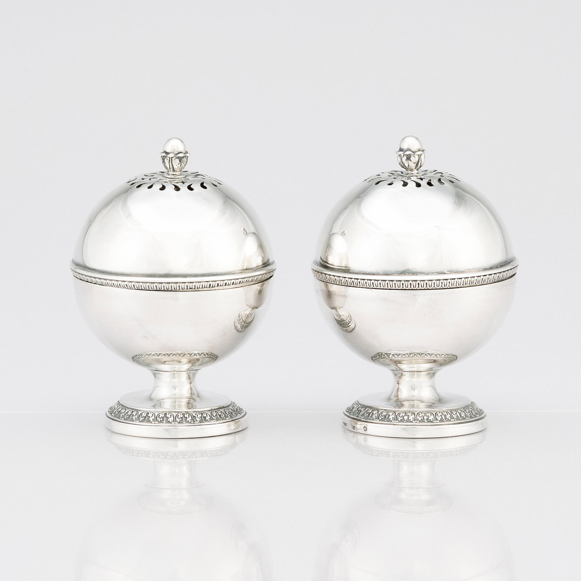 Tvåldosar, silver, ett par, Christian Andreas Jantzen, St Petersburg 1830.